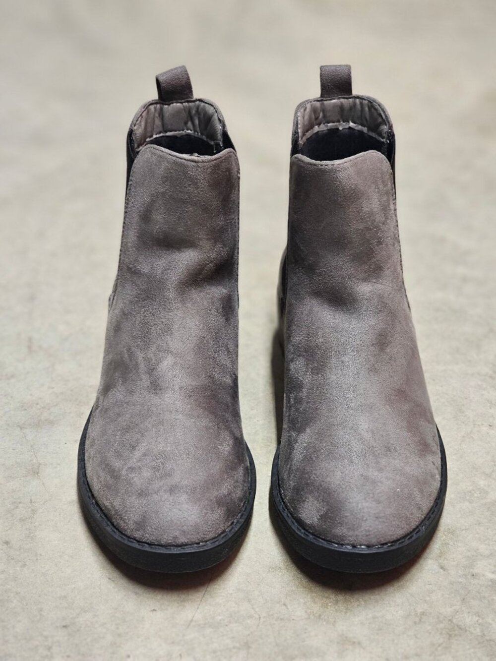 Gray Suede Chelsea Boots With Elastic Side Panels & Lug Sole Womens Size 6 - Picture 4 of 13